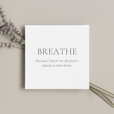 Inspirierendes Zitat zum Thema 'BREATHE' von MANA'OLANA® – eine Erinnerung, in stressigen Momenten innezuhalten und neue Energie zu tanken.