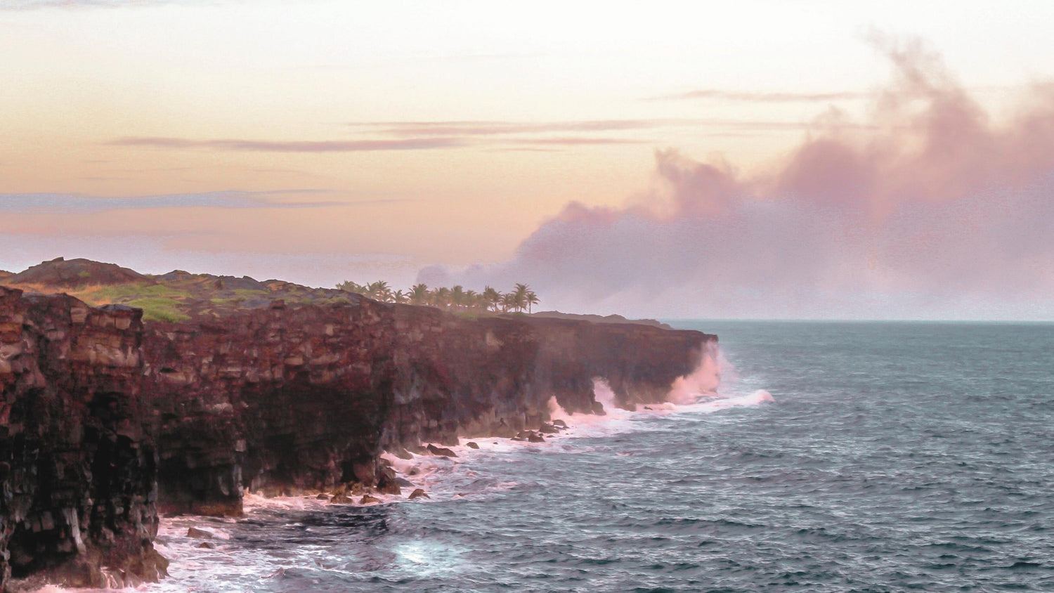 Ein Bild der hawaiianischen Küste, inspiriert von MANA'OLANA®, als Symbol für natürliche Schönheit, Balance und die Kraft der Natur.